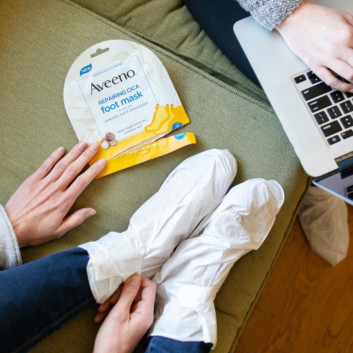 Aveeno Skin Relief Repairing Foot Mask, Moisturizing Socks with Prebiotic Oat & Shea Butter for Very Dry Skin, Foot Care for Sensitive Skin, Fragrance-Free, 1 Pair of Single-Use Slippers