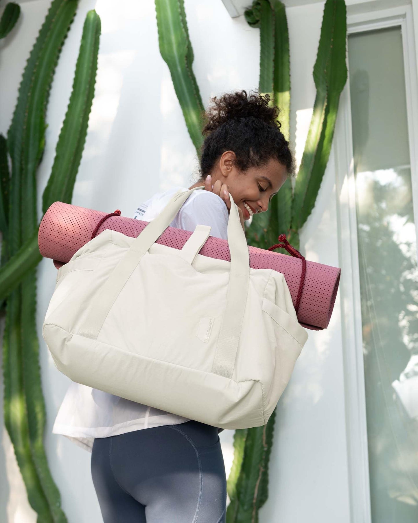 BAGSMART BAGSMART Gym Bag for Women, Carry on Weekender Overnight Bag, Travel Duffel Bags with Trolley Sleeve, Personal Item Travel Bag Tote Bag Workout Dance Bag, Beige-34L